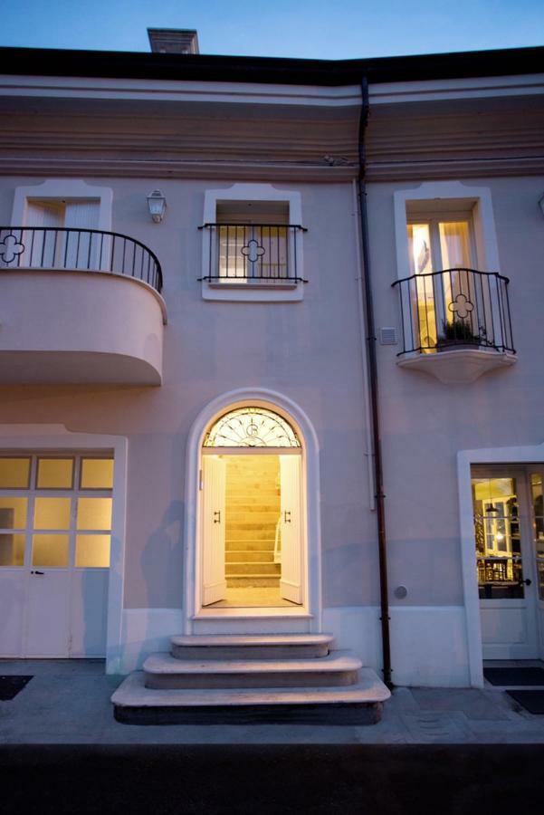 Sasaral Suites Чезена Экстерьер фото